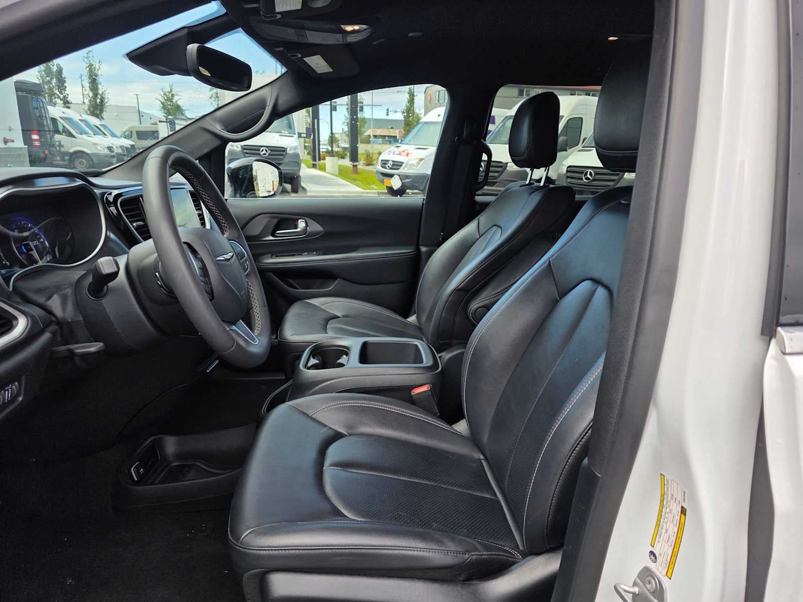2025 Chrysler Pacifica Select