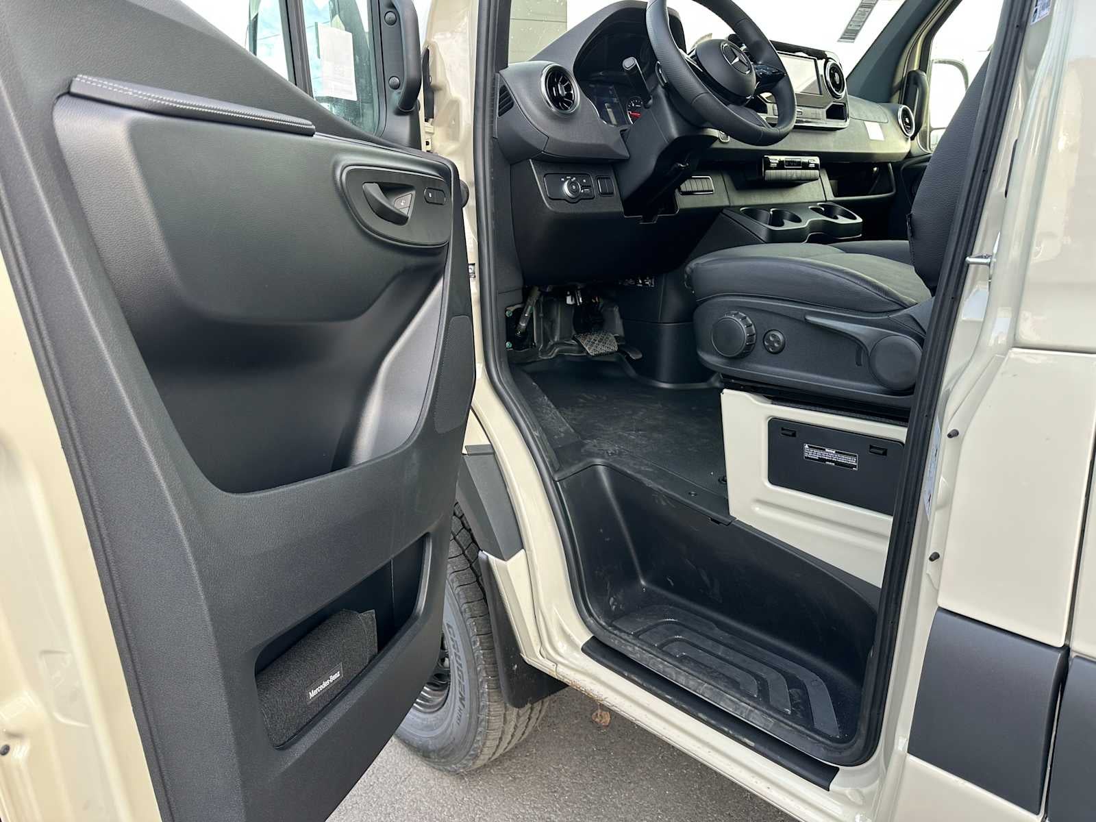 2026 Mercedes-Benz Sprinter 2500 Standard Roof I4 Diesel HO 144" AWD